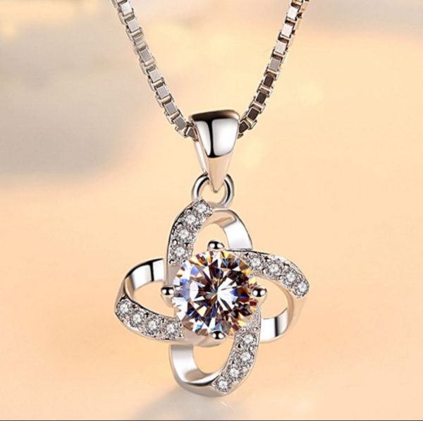 Necklace Ladies Cold Wind Four Leaf Clover With Diamonds Brass Pendant